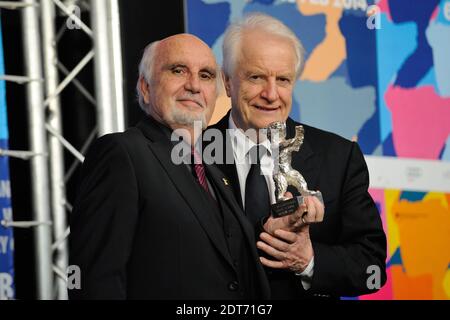 Der französische Schauspieler Andre Dussolier und Jean-Louis Livi posieren mit der Bärentrophäe nach der Übernahme des Alfred-Bauer-Preises für einen Spielfilm, der neue Perspektiven eröffnet, anstelle des französischen Regisseurs Alain Resnais (nicht im Bild), der während der 64. Berlinale an der Gewinnerpressekonferenz teilnimmt, Internationale Filmfestspiele Berlin in Berlin, Deutschland, am 15. Februar 2014. Foto von Aurore Marechal/ABACAPRESS.COM Stockfoto