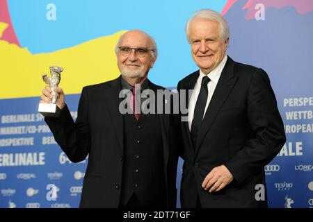 Der französische Schauspieler Andre Dussolier und Jean-Louis Livi posieren mit der Bärentrophäe nach der Übernahme des Alfred-Bauer-Preises für einen Spielfilm, der neue Perspektiven eröffnet, anstelle des französischen Regisseurs Alain Resnais (nicht im Bild), der während der 64. Berlinale an der Gewinnerpressekonferenz teilnimmt, Internationale Filmfestspiele Berlin in Berlin, Deutschland, am 15. Februar 2014. Foto von Aurore Marechal/ABACAPRESS.COM Stockfoto