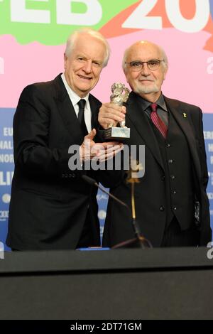 Der französische Schauspieler Andre Dussolier und Jean-Louis Livi posieren mit der Bärentrophäe nach der Übernahme des Alfred-Bauer-Preises für einen Spielfilm, der neue Perspektiven eröffnet, anstelle des französischen Regisseurs Alain Resnais (nicht im Bild), der während der 64. Berlinale an der Gewinnerpressekonferenz teilnimmt, Internationale Filmfestspiele Berlin in Berlin, Deutschland, am 15. Februar 2014. Foto von Aurore Marechal/ABACAPRESS.COM Stockfoto