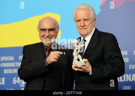 Der französische Schauspieler Andre Dussolier und Jean-Louis Livi posieren mit der Bärentrophäe nach der Übernahme des Alfred-Bauer-Preises für einen Spielfilm, der neue Perspektiven eröffnet, anstelle des französischen Regisseurs Alain Resnais (nicht im Bild), der während der 64. Berlinale an der Gewinnerpressekonferenz teilnimmt, Internationale Filmfestspiele Berlin in Berlin, Deutschland, am 15. Februar 2014. Foto von Aurore Marechal/ABACAPRESS.COM Stockfoto