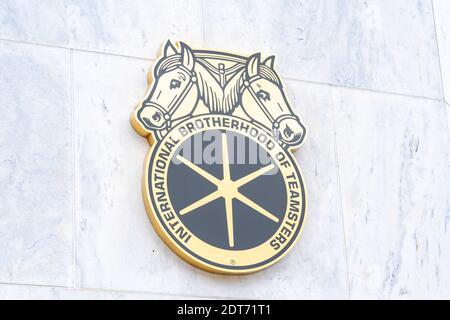 Siegel der International Brotherhood of Teamsters (IBT)am Eingang des Büros in Washington, DC Stockfoto