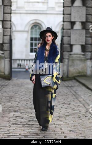 Naomi Rowland, Mode-Bloggerin (www.twoshoesonepair.com) Teilnahme an der London Fashion Week Ready-to-Wear Herbst-Winter 2014-2015 im Somerset House, London, England am 15. Februar 2014. Sie trägt Daisy Street total Look, Boohoo Hut und Schuhe. Foto von Marie-Paola Bertrand-Hillion/ABACAPRESS.COM Stockfoto