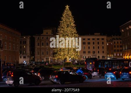 Rom, Italien: Weihnachts-Shopping-Tage. Der Weihnachtsbaum auf der Piazza Venezia, umgeben von Verkehr. © Andrea Sabbadini Stockfoto