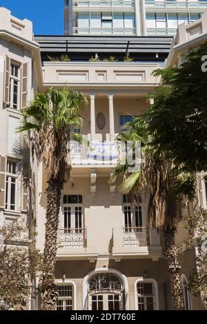 Hotelfassade mit israelischer Flagge, die vom Balkon hängt, Tel Aviv, Israel Stockfoto