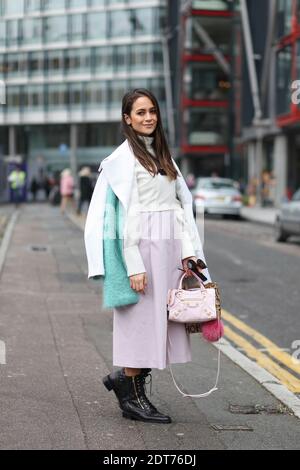 Street Style bei der London Fashion Week Ready-to-Wear Herbst-Winter 2014-2015 am 18. Februar 2014 in der Tate Mordern in London, Großbritannien. Foto von Marie-Paola Bertrand-Hillion/ABACAPRESS.COM Stockfoto