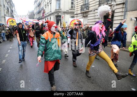 Am 22. Februar 2014 demonstrieren Menschen in Nantes, Westfrankreich, gegen das Projekt, einen internationalen Flughafen in der französischen Weststadt Notre-Dame-des-Landes zu bauen. Das umstrittene Projekt, das 2010 unterzeichnet wurde, wurde auf Eis gelegt und wird voraussichtlich über die für 2017 geplante Eröffnung hinausgeschoben. Der geplante Flughafen nördlich von Nantes, der den derzeitigen Flughafen der Stadt 2017 ersetzen soll, ist ein Lieblingsprojekt von Premierminister Jean-Marc Ayrault, der von 1989 bis 2013 Bürgermeister der Stadt war. Foto von Julien Ermine/ABACAPRESS.COM Stockfoto