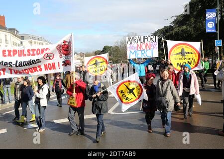 Am 22. Februar 2014 demonstrieren Menschen in Nantes, Westfrankreich, gegen das Projekt, einen internationalen Flughafen in der französischen Weststadt Notre-Dame-des-Landes zu bauen. Das umstrittene Projekt, das 2010 unterzeichnet wurde, wurde auf Eis gelegt und wird voraussichtlich über die für 2017 geplante Eröffnung hinausgeschoben. Der geplante Flughafen nördlich von Nantes, der den derzeitigen Flughafen der Stadt 2017 ersetzen soll, ist ein Lieblingsprojekt von Premierminister Jean-Marc Ayrault, der von 1989 bis 2013 Bürgermeister der Stadt war. Foto von Julien Ermine/ABACAPRESS.COM Stockfoto