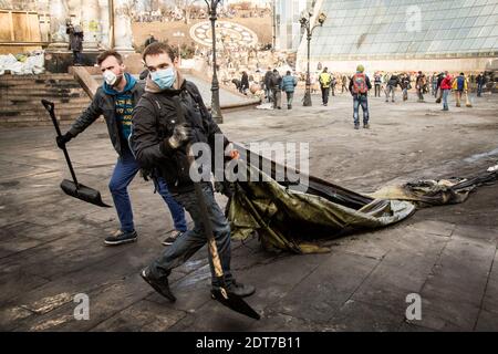 Oppositionsvolonteers reinigen den Maiden-Platz in Kiew, Ukraine, am 21. Februar 2014. Foto von Francois Plaza/ABACAPRESS.COM Stockfoto