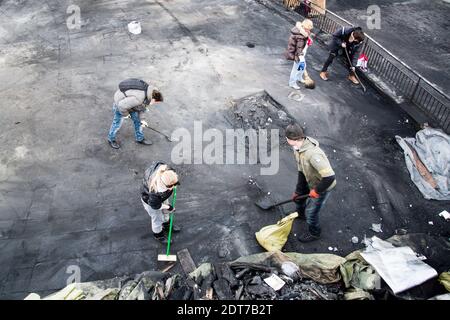 Oppositionsvolonteers reinigen den Maiden-Platz in Kiew, Ukraine, am 21. Februar 2014. Foto von Francois Plaza/ABACAPRESS.COM Stockfoto