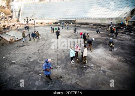 Oppositionsvolonteers reinigen den Maiden-Platz in Kiew, Ukraine, am 21. Februar 2014. Foto von Francois Plaza/ABACAPRESS.COM Stockfoto