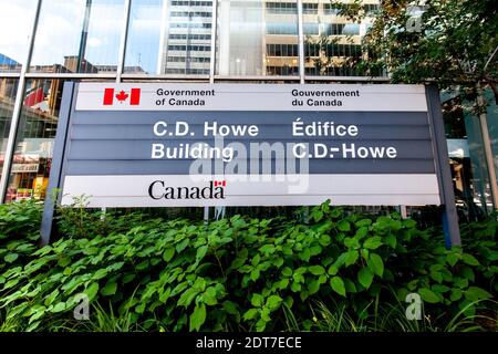 Das C.D. Howe Building in Ottawa ist ein Büroturm, in dem Innovation, Science and Economic Development Canada beheimatet ist Stockfoto