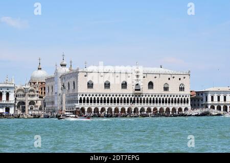 VENEDIG, ITALIEN - 3. JULI 2019: Hafenpromenade des historischen Dogenpalastes (Ital. Palazzo Ducale, gegründet 1340 n. Chr.) in Venedig, Italien. Stockfoto