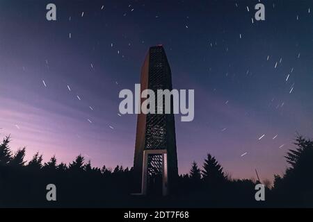 Aussichtsturm auf dem Hügel Velka Destna in der Tschechischen republik bei Nacht mit langen Exposition Sternspuren. Stockfoto