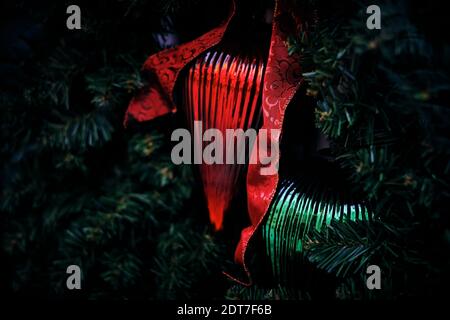 Magische Weihnachten - Weihnachtsbaum close-up, grüne Kiefernzweige mit riesigen glänzenden roten und grünen Vintage-Ornamenten. Stockfoto