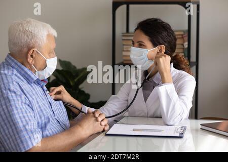 Fürsorgliche Ärztin Hören Sie auf reifen Patienten Herz Stockfoto