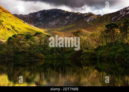 Dramatischer Himmel und Berge, spektakuläre Naturlandschaft in Connemara, County Galway, Irland Stockfoto