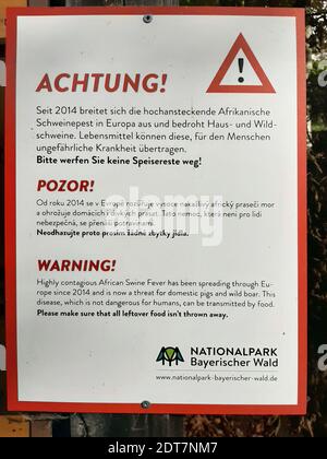 Mehrsprachiges Warnschild gegen Afrikanische Schweinepest, Deutschland, Bayern, Nationalpark Bayerischer Wald Stockfoto