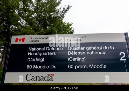 National Defence Zeichen vor ihrem Hauptquartier in Nepean in der Nähe von Ottawa Kanada am 9. August 2020. Stockfoto