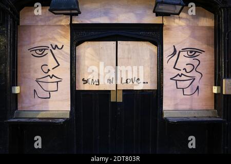 London, Großbritannien. Dezember 2020, 19. 'Stay in Love' von Anna Laurini in Mayfair. Street Art London. Quelle: Waldemar Sikora Stockfoto