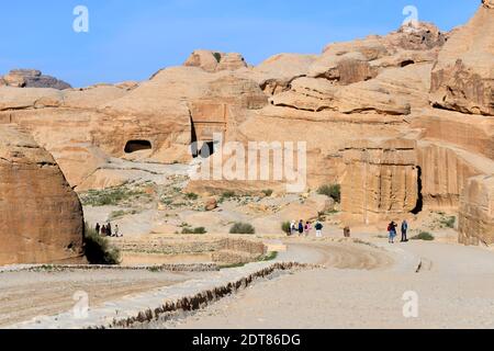 Djinn Blöcke und alten Höhlen durch die touristische Wanderung nach Petra wissen, wie Bab as-Siq, der Weg zum Siq. Der Haupteingangsweg. Touristen-Gateway. Stockfoto