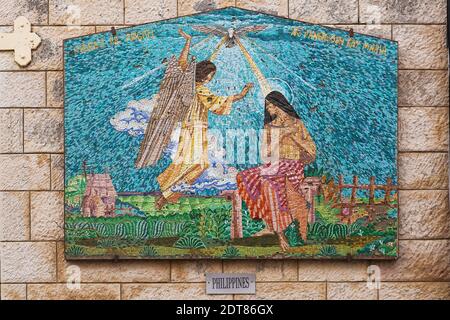 Steinmauer mit Mosaik der religiösen Szene von den Philippinen, der Kirche der Verkündigung, Nazareth, Israel. Stockfoto