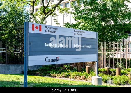 National Defence Zeichen ist vor dem Hauptquartier in Ottawa, Kanada gesehen Stockfoto