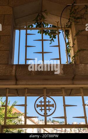 Details zu Eisenarbeiten am Eingangstor und am offenen Fenster in der Kirche der Verkündigung, Nazareth, Israel Stockfoto