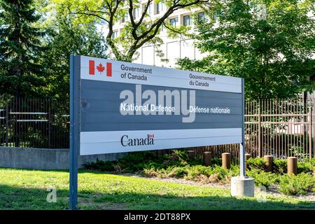 National Defence Zeichen ist vor dem Hauptquartier in Ottawa, Kanada gesehen Stockfoto