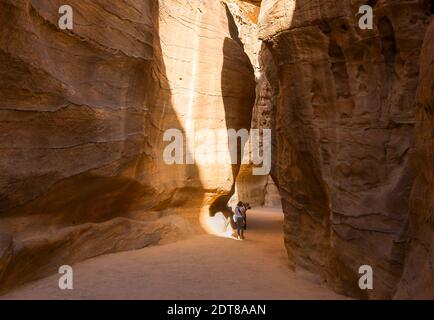 Petra Zufahrtsroute bekannt als Siq. Schmaler Durchgang zwischen riesigen Sandsteinfelsen. Tor zum Siq. Alte Haupteingang von Petra in Jordanien. Stockfoto