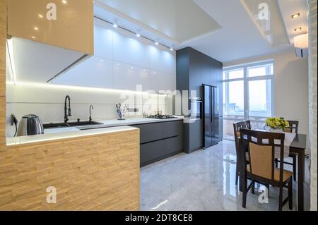 Luxus weiß und dunkelgrau moderne Küche Interieur Stockfoto