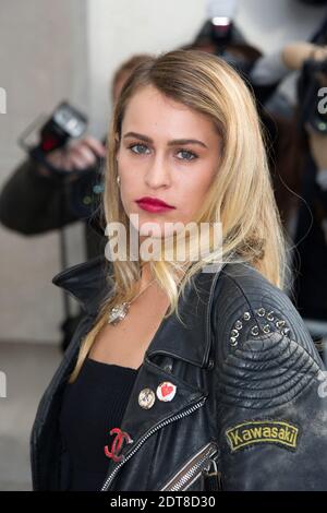 Alice Dellal bei der Ankunft in der Chanel Ready to Wear Herbst/Winter 2014/2015 Show und ziemlich überrascht, als sie bemerkte, dass sie das gleiche Armband trägt wie Leigh Lezark, während der Paris Fashion Week, die am 4. März 2014 im 'Grand Palais' in Paris, Frankreich, stattfand. Foto von Laurent Zabulon/ABACAPRESS.COM Stockfoto