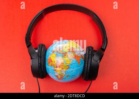 Headset auf Globus isoliert auf dem roten Stockfoto
