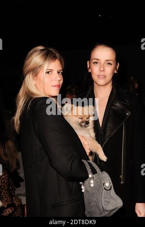 Margaux Fouchere und Pauline Ducruet (R) Teilnahme Valentino Ready to Wear Herbst/Winter 2014/2015 Show, während der Paris Fashion Week, die am 4. März 2014 im L'espace Ephemere des Tuileries in Paris, Frankreich, stattfand. Foto von Thierry Orban/ABACAPRESS.COM Stockfoto