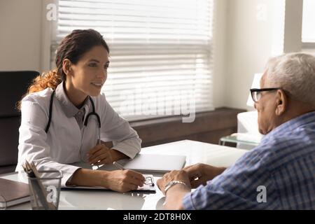 Caring weiblichen Arzt konsultieren ältere männliche Patienten in der Klinik Stockfoto