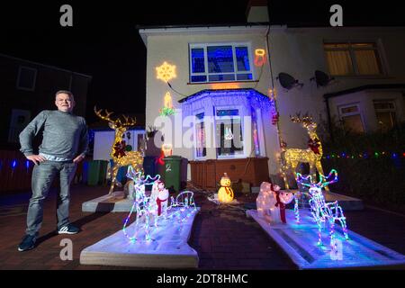 Glasgow, Schottland, Großbritannien. Dezember 2020. Im Bild: Familie Coyle. Die Bewohner von Balarnock haben eine fantastische Weihnachtsbeleuchtung gezeigt. Die Bewohner von Balarnock haben ein großes Gefühl der Gemeinschaft, und sie lieben es, die Weihnachtsstimmung zu verbreiten, indem sie eine festliche Präsentation der Weihnachtsbotschaft aufsetzen. In einem Jahr, in dem COVID19 seit fast einem Jahr die Schlagzeilen dominiert, sehen die Menschen gerne bunte Lichter und genießen die Weihnachtszeit. Quelle: Colin Fisher/Alamy Live News Stockfoto