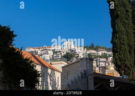 Blick auf moderne Wohngebäude und Kirche in Nazareth aus dem Gelände der Kirche der Verkündigung, Nazareth, Israel Stockfoto