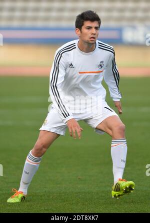 Real Madrids französischer Mittelfeldspieler Enzo Zidane, der 18-jährige Sohn der Fußballlegende Zinedine Zidane, läuft mit dem Ball während des UEFA Youth League Viertelfinalspiels zwischen Paris Saint-Germain (PSG) und Real Madrid am 11. März 2014 im Charlety Stadium in Paris, Frankreich. Foto von Christian Liewig/ABACAPRESS.COM Stockfoto