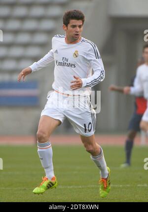 Real Madrids französischer Mittelfeldspieler Enzo Zidane, der 18-jährige Sohn der Fußballlegende Zinedine Zidane, läuft mit dem Ball während des UEFA Youth League Viertelfinalspiels zwischen Paris Saint-Germain (PSG) und Real Madrid am 11. März 2014 im Charlety Stadium in Paris, Frankreich. Foto von Christian Liewig/ABACAPRESS.COM Stockfoto