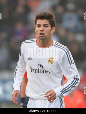 Real Madrids französischer Mittelfeldspieler Enzo Zidane, der 18-jährige Sohn der Fußballlegende Zinedine Zidane, läuft mit dem Ball während des UEFA Youth League Viertelfinalspiels zwischen Paris Saint-Germain (PSG) und Real Madrid am 11. März 2014 im Charlety Stadium in Paris, Frankreich. Foto von Christian Liewig/ABACAPRESS.COM Stockfoto