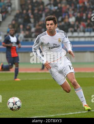 Real Madrids französischer Mittelfeldspieler Enzo Zidane, der 18-jährige Sohn der Fußballlegende Zinedine Zidane, läuft mit dem Ball während des UEFA Youth League Viertelfinalspiels zwischen Paris Saint-Germain (PSG) und Real Madrid am 11. März 2014 im Charlety Stadium in Paris, Frankreich. Foto von Christian Liewig/ABACAPRESS.COM Stockfoto