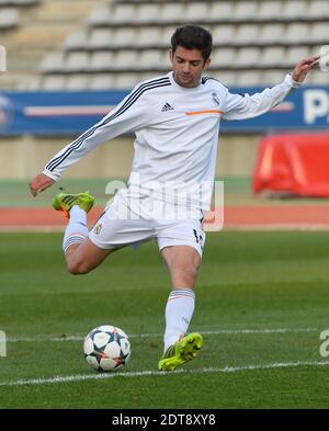 Real Madrids französischer Mittelfeldspieler Enzo Zidane, der 18-jährige Sohn der Fußballlegende Zinedine Zidane, läuft mit dem Ball während des UEFA Youth League Viertelfinalspiels zwischen Paris Saint-Germain (PSG) und Real Madrid am 11. März 2014 im Charlety Stadium in Paris, Frankreich. Foto von Christian Liewig/ABACAPRESS.COM Stockfoto