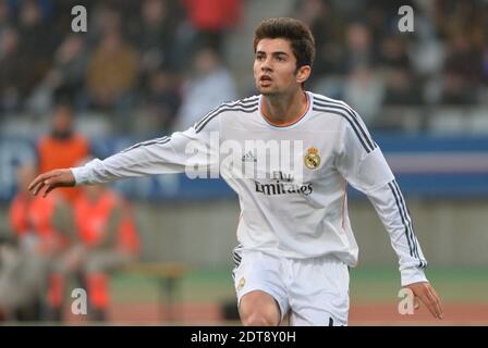 Real Madrids französischer Mittelfeldspieler Enzo Zidane, der 18-jährige Sohn der Fußballlegende Zinedine Zidane, läuft mit dem Ball während des UEFA Youth League Viertelfinalspiels zwischen Paris Saint-Germain (PSG) und Real Madrid am 11. März 2014 im Charlety Stadium in Paris, Frankreich. Foto von Christian Liewig/ABACAPRESS.COM Stockfoto