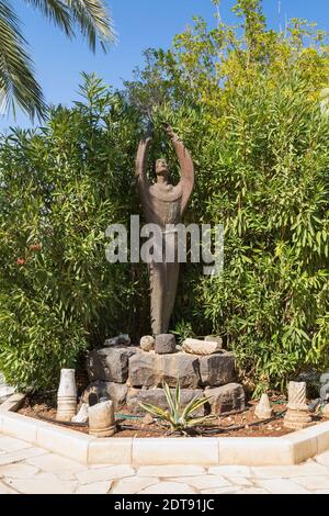 Bronzestatue des heiligen Franziskus auf dem Gelände der Kirche des heiligen Petrus im alten Kaparnaum, See von Galiläa Region, Israel. Stockfoto