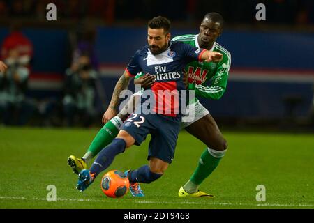 Ezequiel Lavezzi von PSG kämpft am 16. März 2014 gegen ASSE's Kurt Zouma beim Fußballspiel der Ersten Liga, Paris Saint-Germain gegen SAINT-Etienne im Parc des Princes in Paris, Frankreich. PSG gewann 2:0. Foto von Henri Szwarc/ABACAPRESS.COM Stockfoto