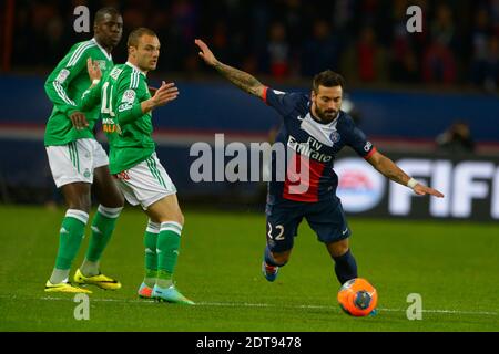 Ezequiel Lavezzi von PSG kämpft gegen KURT Zouma von ASSE und Yohan Mollo während des französischen Fußballs der Ersten Liga, Paris Saint-Germain gegen SAINT-Etienne im Parc des Princes in Paris, Frankreich, am 16. März 2014. PSG gewann 2:0. Foto von Henri Szwarc/ABACAPRESS.COM Stockfoto