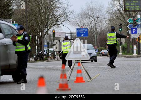 Am 17. März 2014 kontrollieren Polizeibeamte Autos mit Nummernschildern, die in geraden Nummern enden, in Paris, Porte d'Auteuil, Frankreich. Foto von Thierry Orban/ABACAPRESS.COM Stockfoto