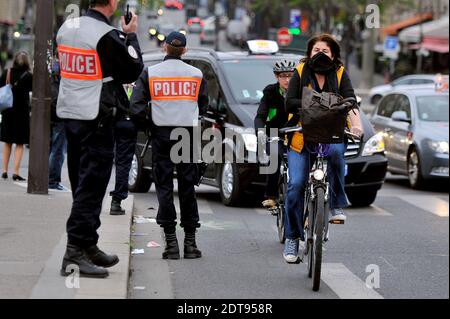 Polizeibeamte kontrollieren Autos mit Nummernschildern, die in geraden Zahlen enden, am 17. März 2014 in Paris, Pont de L'alma . Foto von Thierry Orban/ABACAPRESS.COM Stockfoto