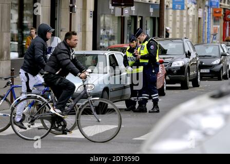 Polizeibeamte kontrollieren Autos mit Nummernschildern, die am 17. März 2014 in Paris, Frankreich, mit geraden Nummern enden. Foto von Mousse/ABACAPRESS.COM Stockfoto