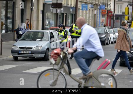 Polizeibeamte kontrollieren Autos mit Nummernschildern, die am 17. März 2014 in Paris, Frankreich, mit geraden Nummern enden. Foto von Mousse/ABACAPRESS.COM Stockfoto