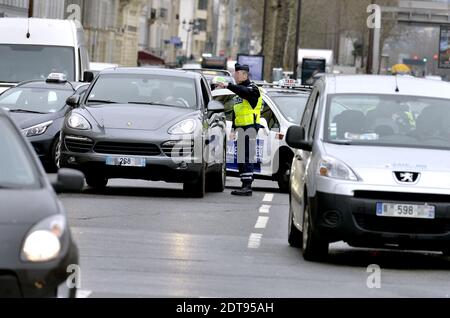 Polizeibeamte kontrollieren Autos mit Nummernschildern, die am 17. März 2014 in Paris, Frankreich, mit geraden Nummern enden. Foto von Mousse/ABACAPRESS.COM Stockfoto